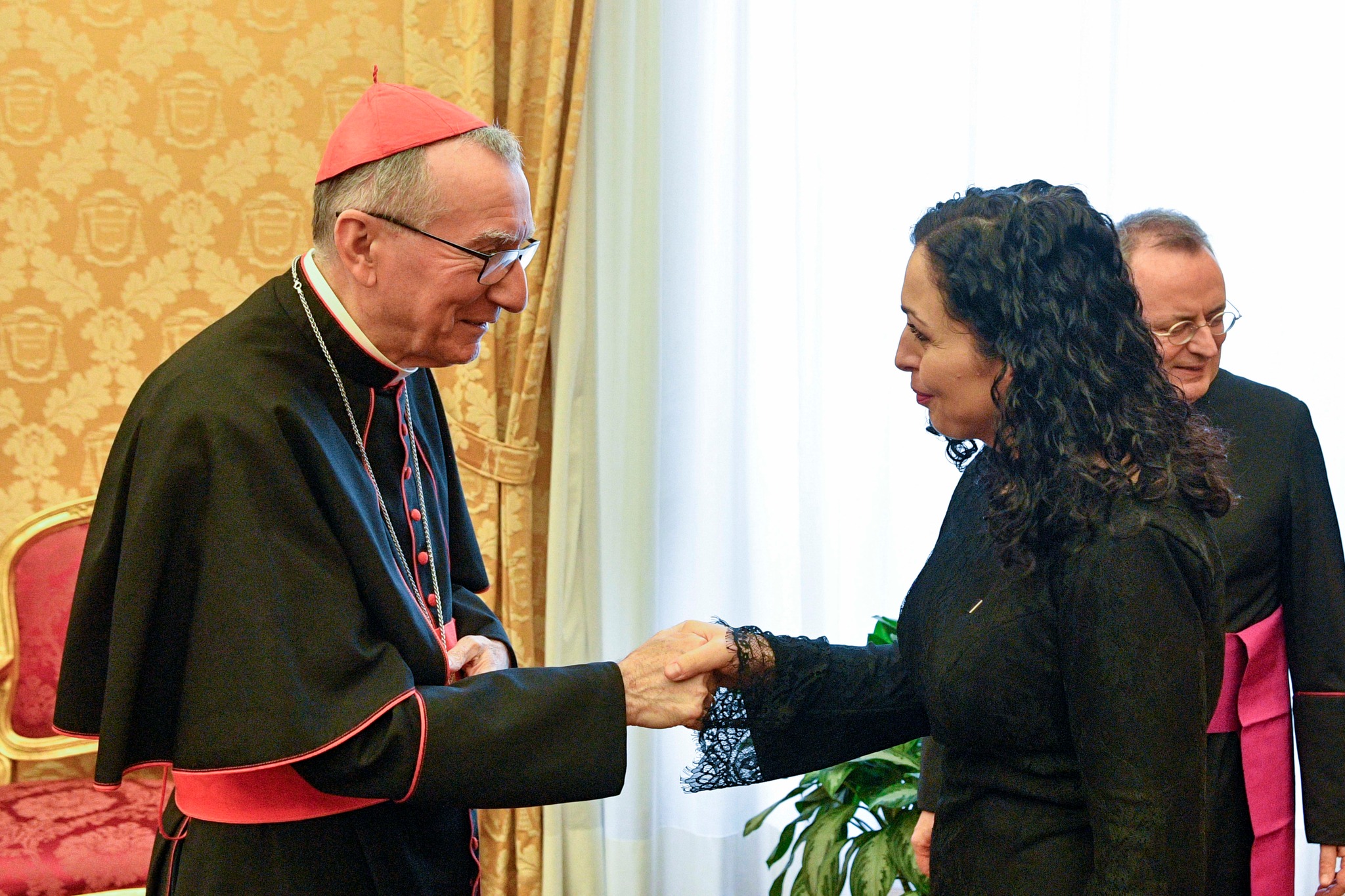 Osmani takohet me sekretarin e Shtetit të Vatikanit, diskutohet pë raportet Kosovë-Seli e Shenjtë