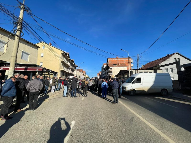 Banorët në Vranjecit protestojnë pas vdekjes së 28-vjeçarit që u godit nga vetura