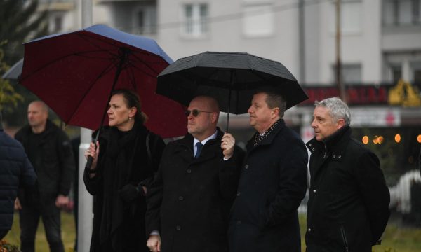 Ambasadorët e huaj e kujtojnë Rugovën: Qasja paqësore e tij e nevojshme këto ditë