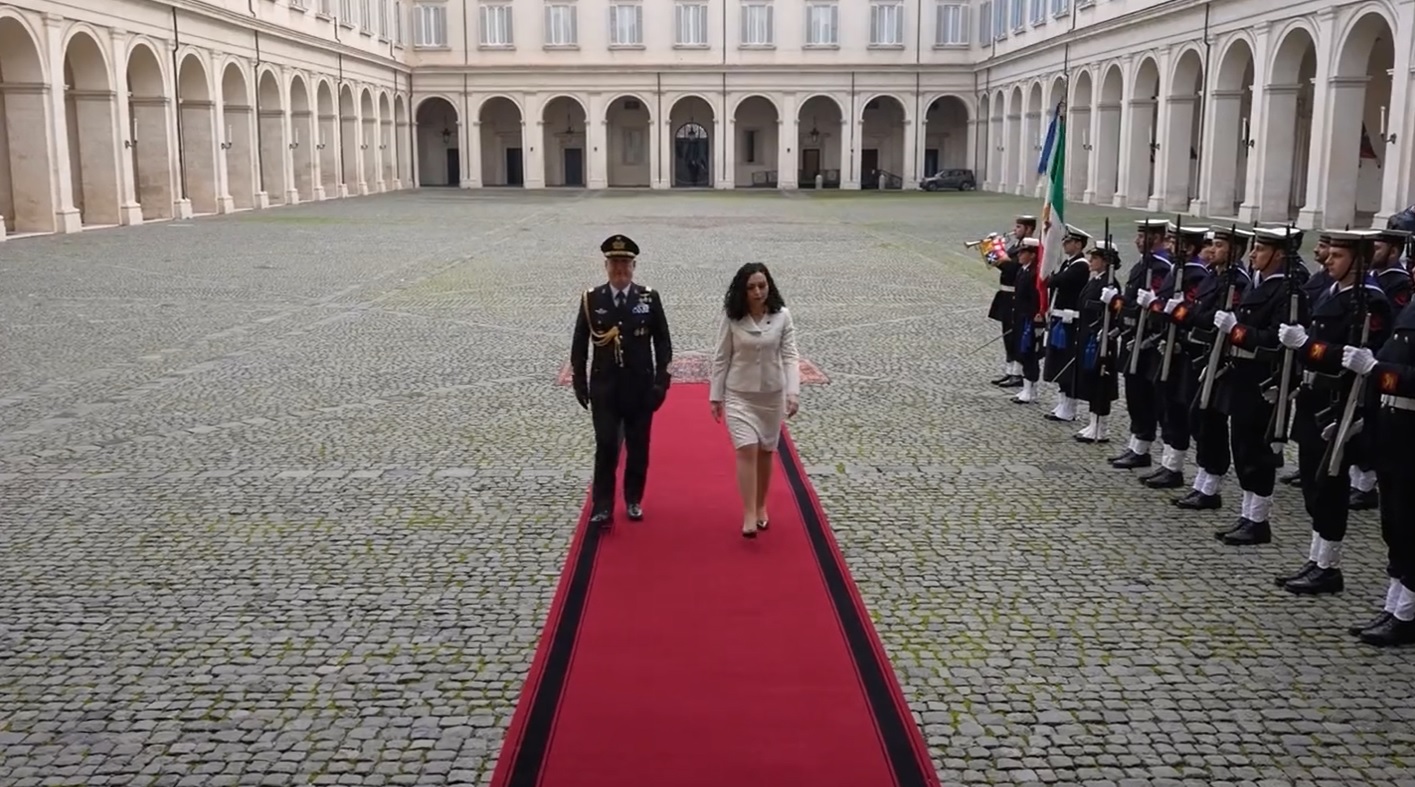 Presidentja Osmani pritet me nderime ushtarake në Itali (VIDEO)