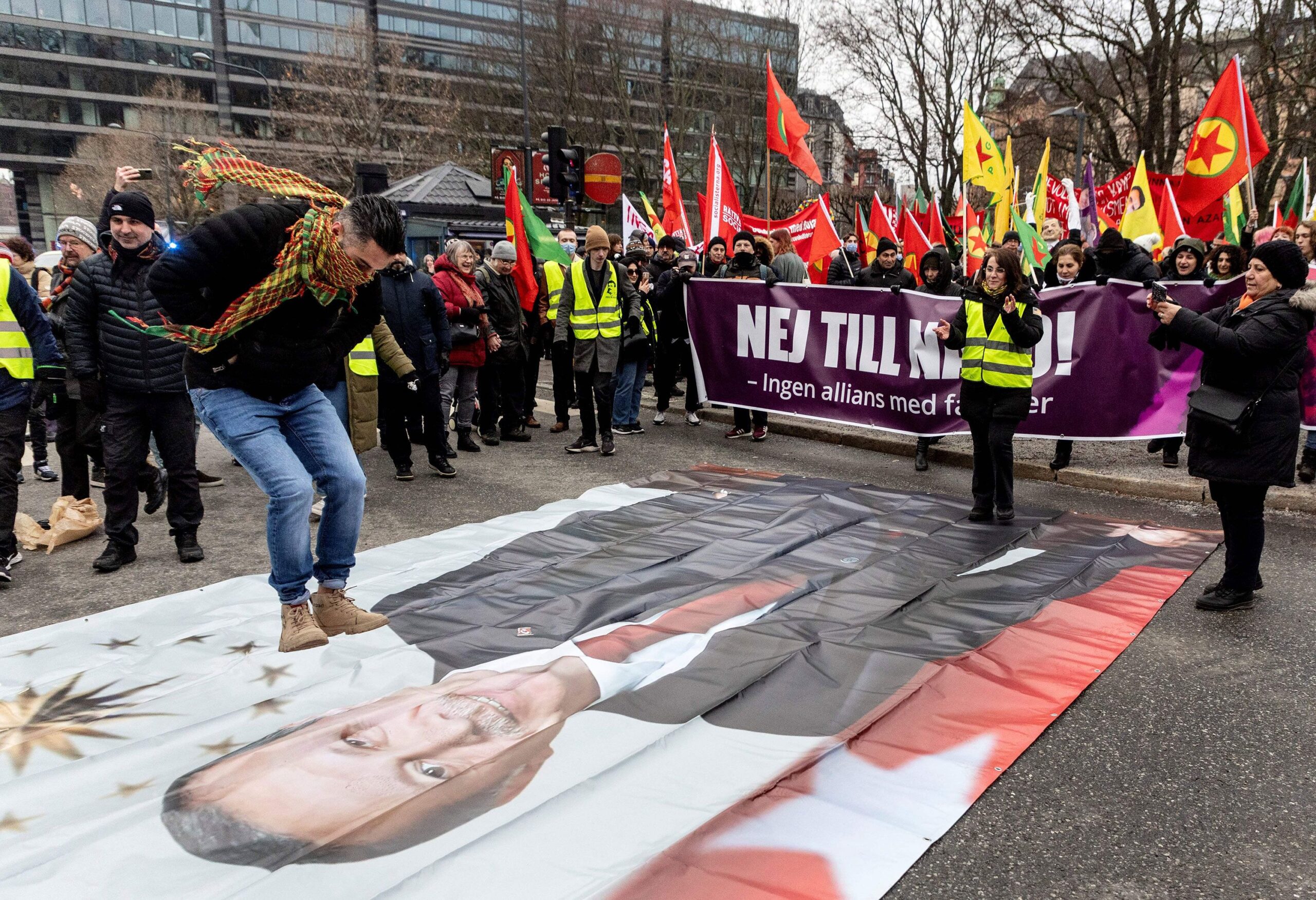 Protesta masive në Stokholm, digjet Kurani – Turqia reagon ashpër