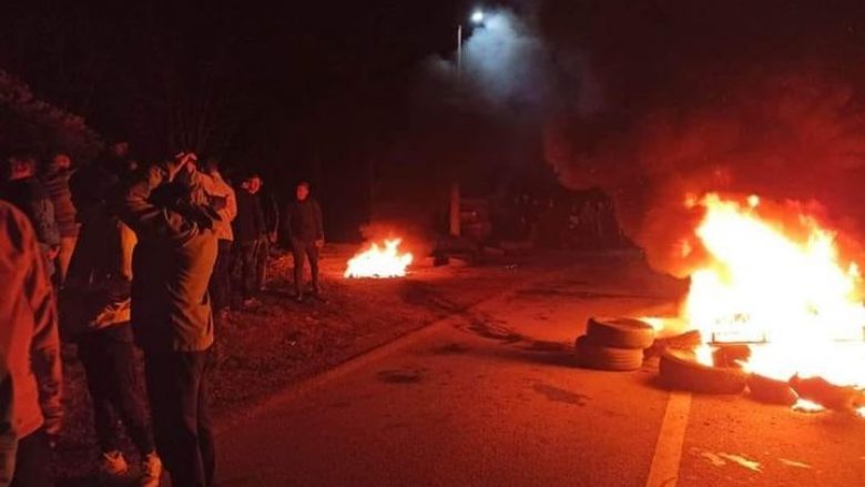 Shtohen forcat e policisë në Shtërpcë, bisedohet me banorët për largimin e barrikadës (VIDEO)