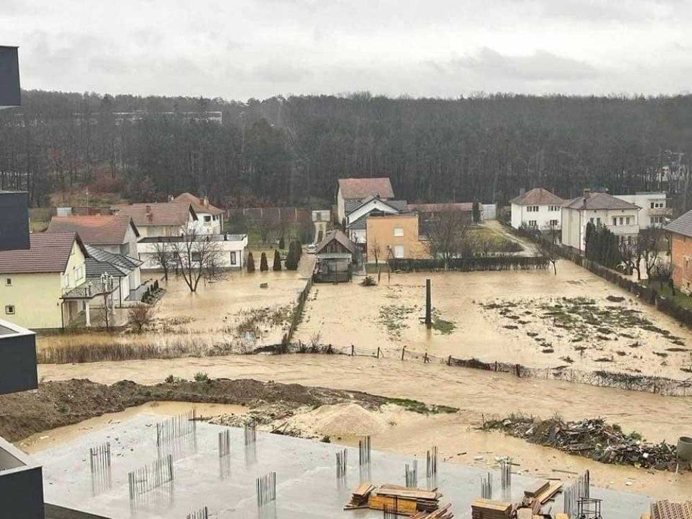 IHMK paralajmëron se reshjet e shiut rikthehen të martën, rrezikohet Mitrovica e Skenderaj