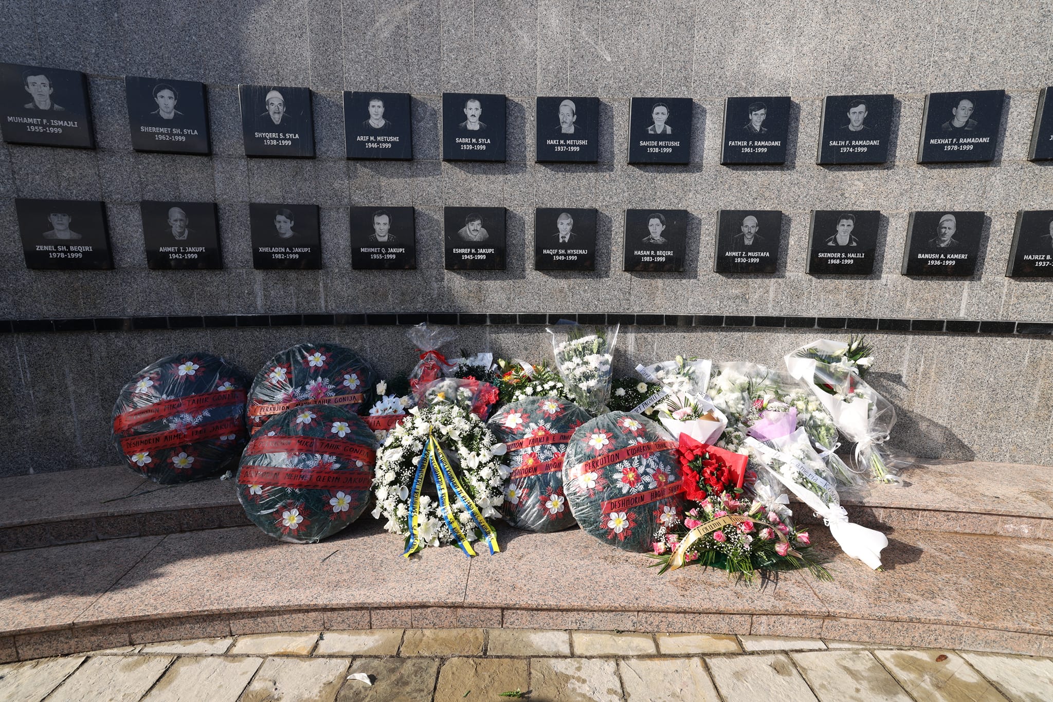 BE përkujton masakrën e Reçakut: E kaluara nuk mund të zhbëhet