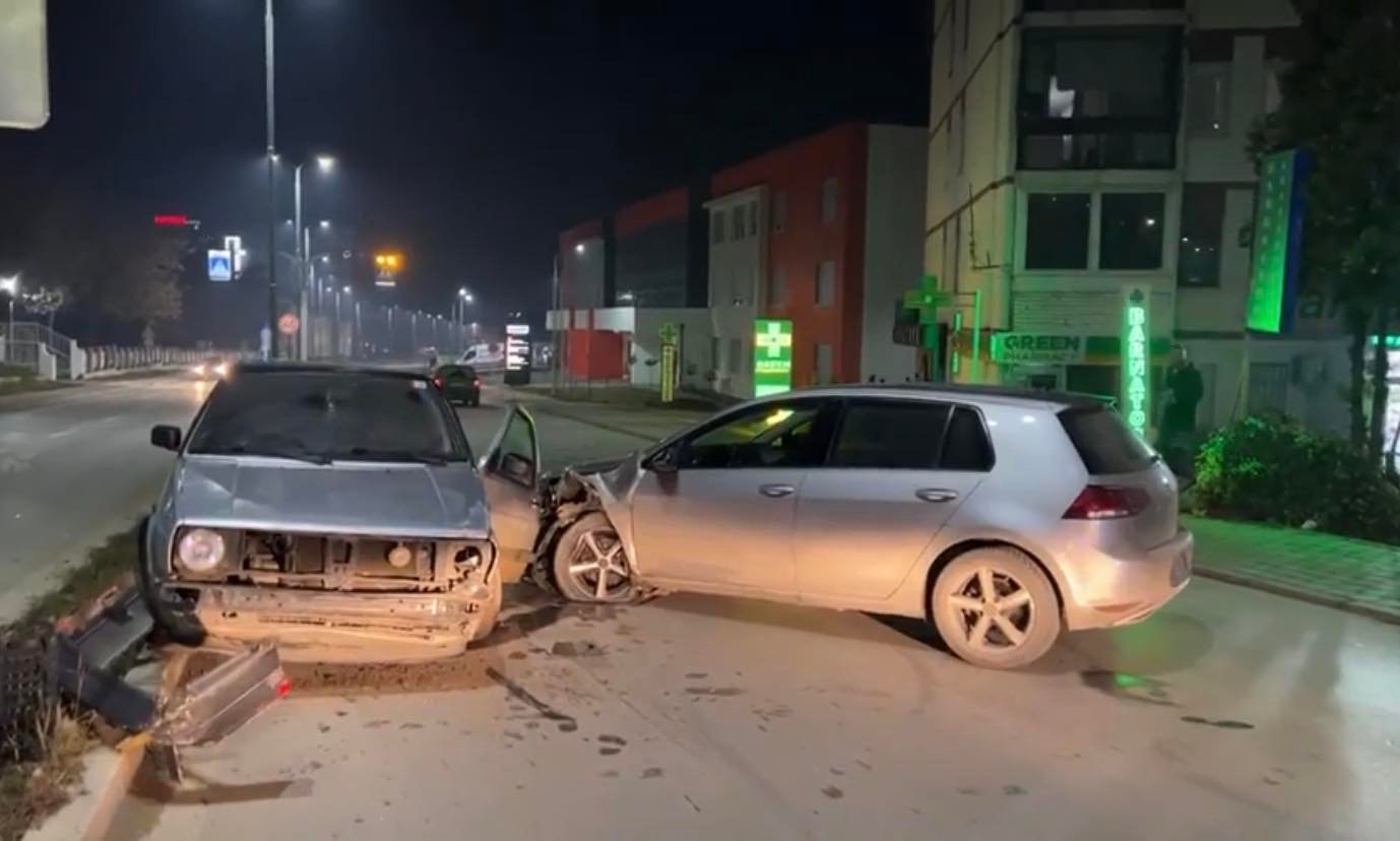 Vetura hyri në kahje të kundërt, bëhen llom dy vetura në Gjilan, ka të lënduar (FOTO)