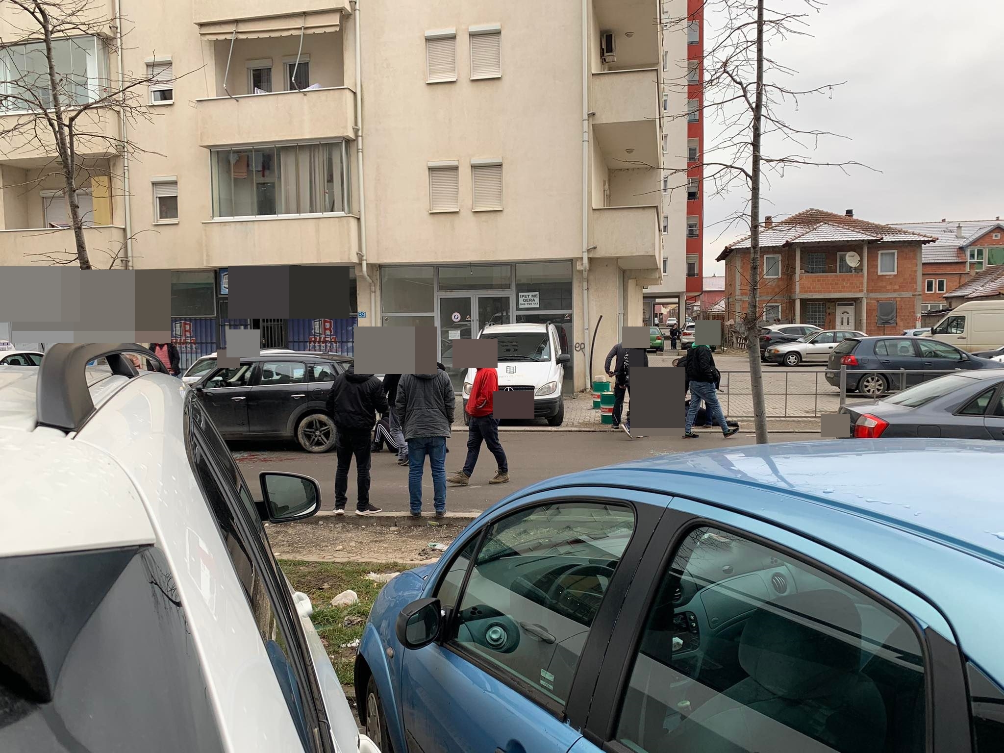 Pamje nga vendi në Fushë Kosovë ku u plagosën dy gra