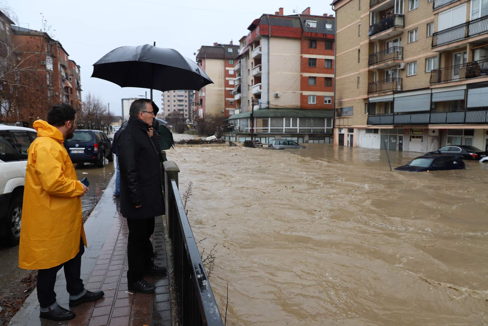 Gjendje alarmante në Mitrovicë pas vërshimeve, qytetarët detyrohen të flenë nëpër vetura