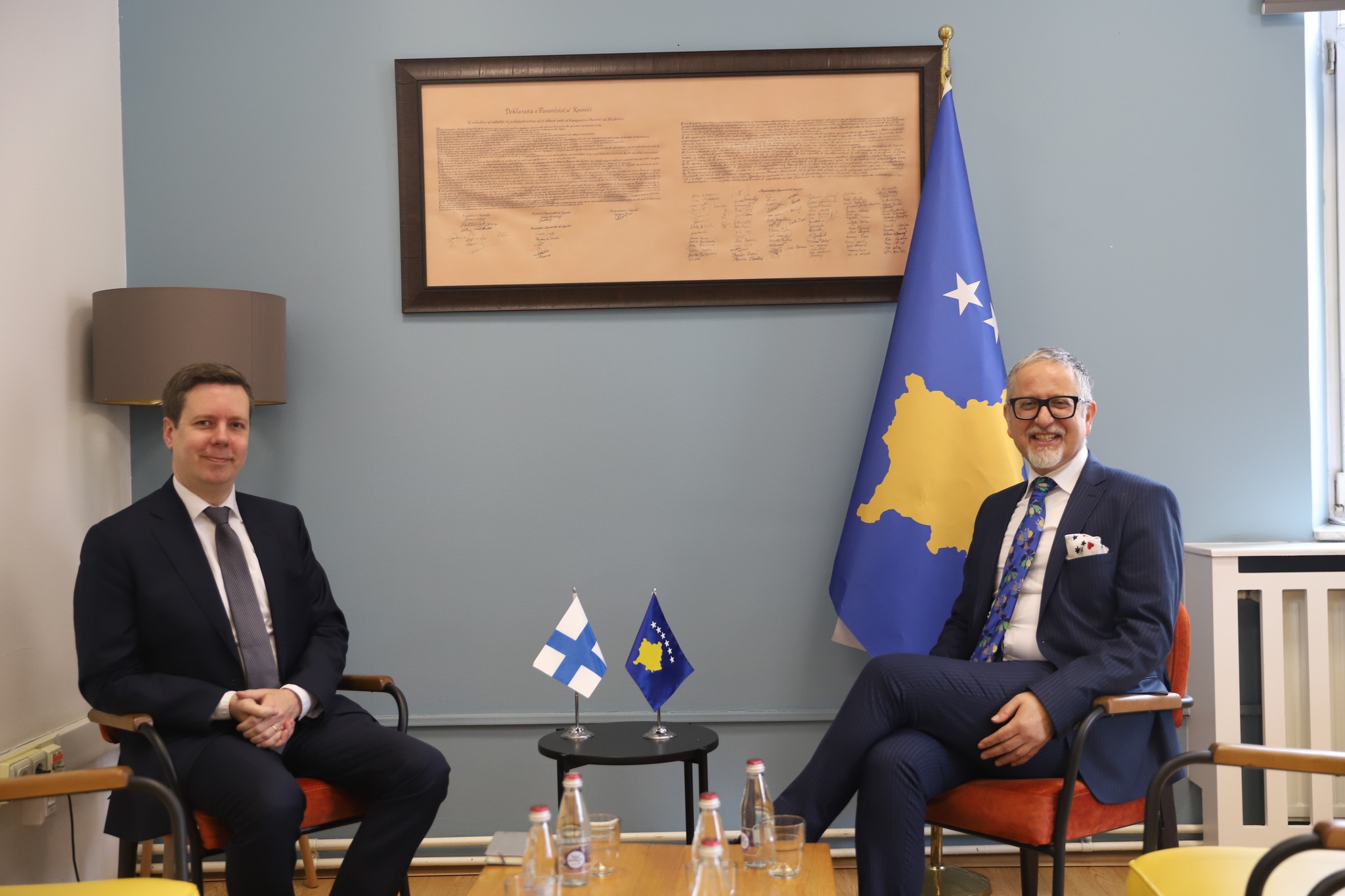 Ministri Vitia takohet me ambasadorin e Finlandës në Kosovë, Matti Nissinen