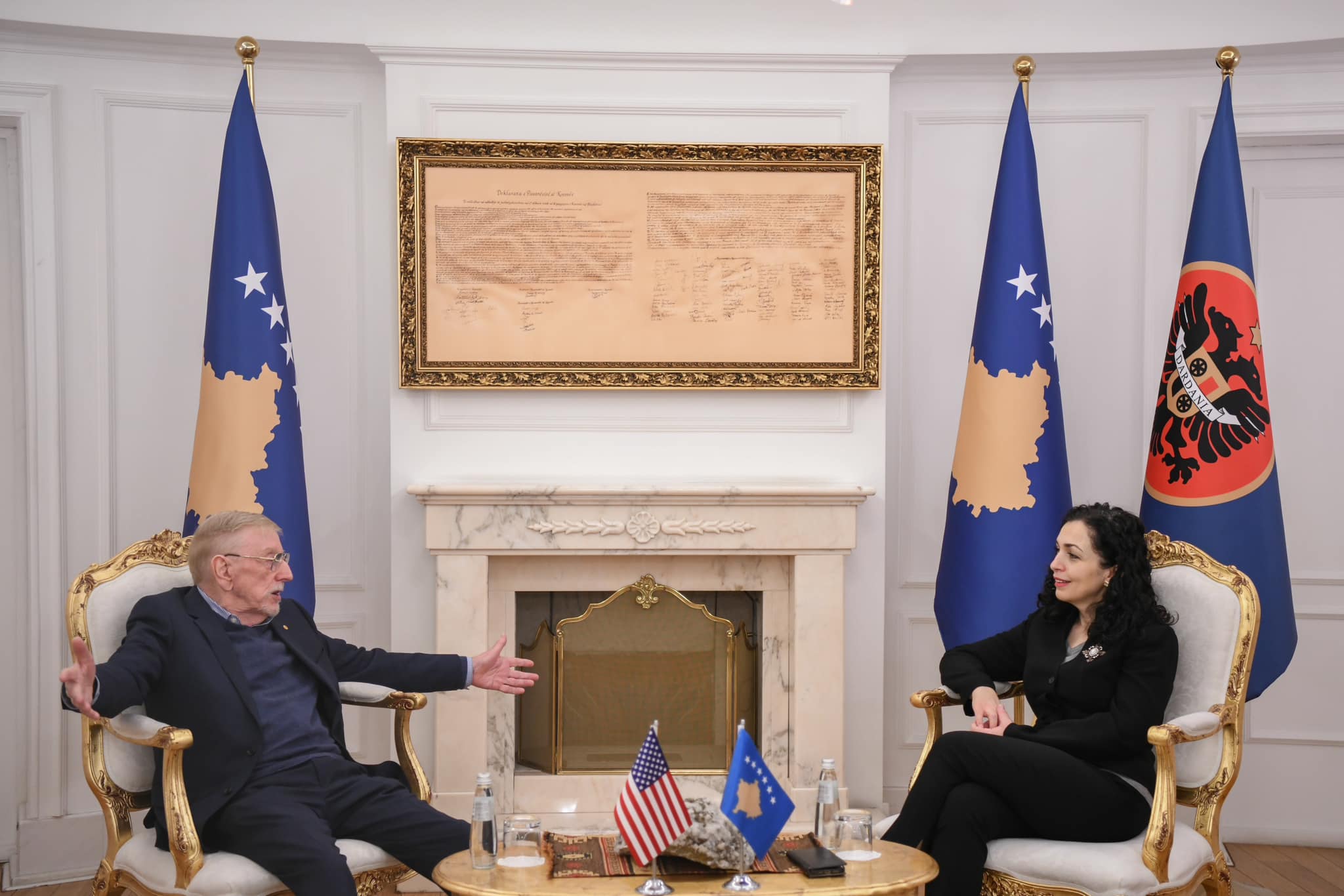 “Qytetarët e Kosovës do t’u jenë përjetësisht mirënjohës” – Walker mirëpritet nga presidentja Osmani