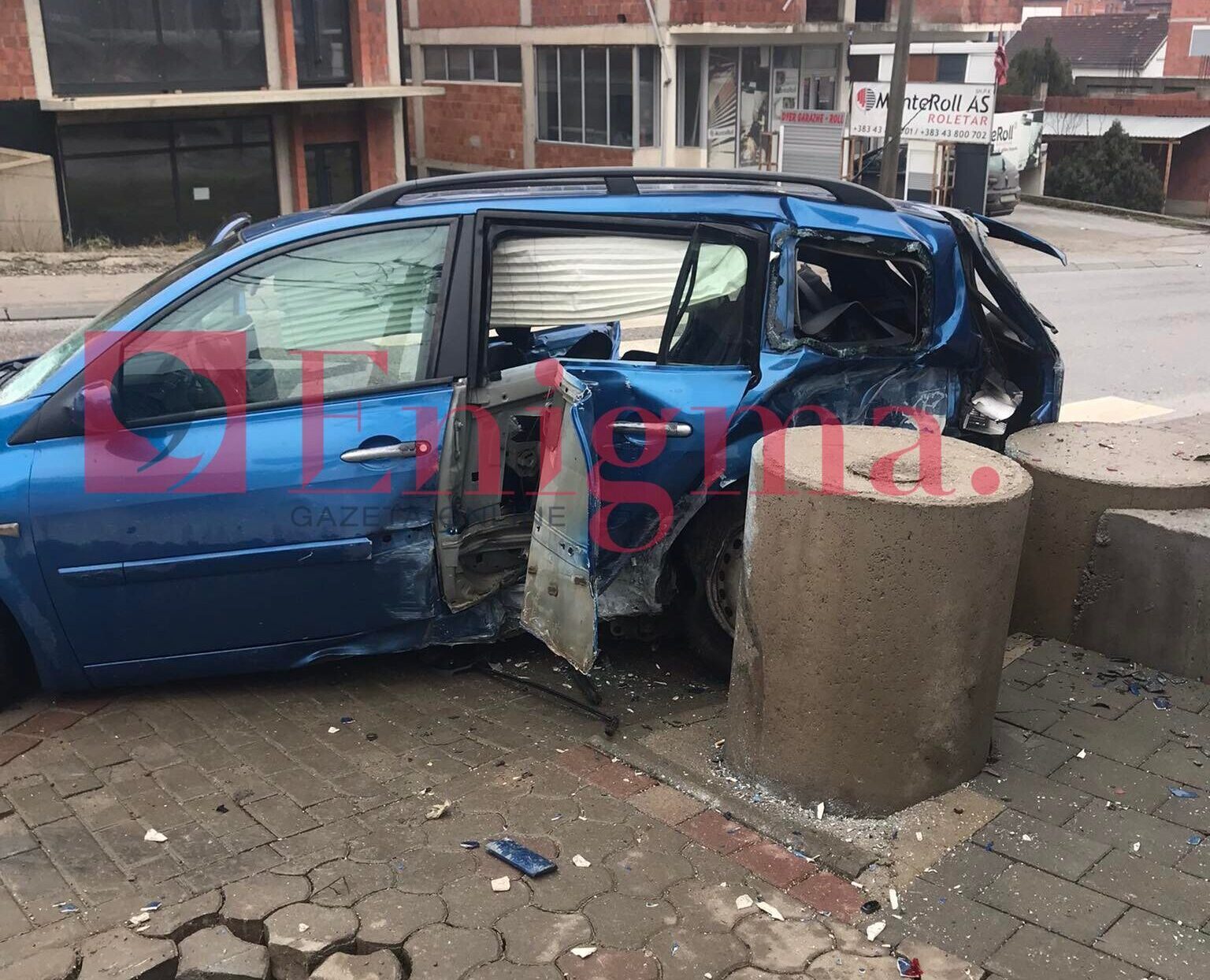Vetaksident në Gjilan, vetura bëhet llom duke e goditur anësoret – FOTO
