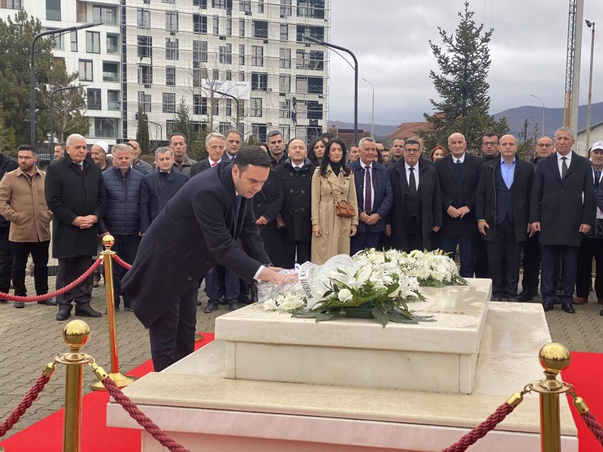 LDK-ja nderon Rugovën në 17 vjetorin e vdekjes