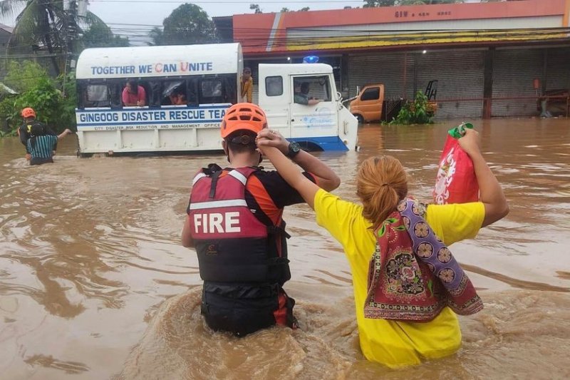 Shkon në 51 numri i të vdekurve në Filipine pas përmbytjeve gjatë Krishtlindjes