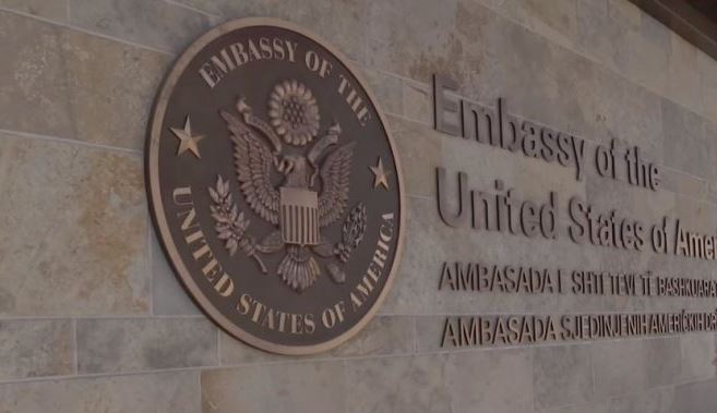 Ambasada e SHBA-ve reagon pas lirimit të tre policëve