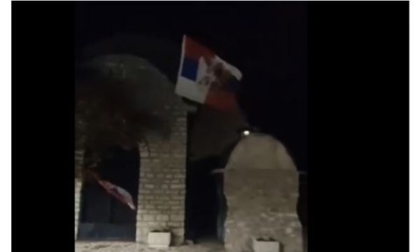 Pas simbolit “Z”, shfaqen ​flamuj serb dhe rusë në Babimoc të Obiliqit