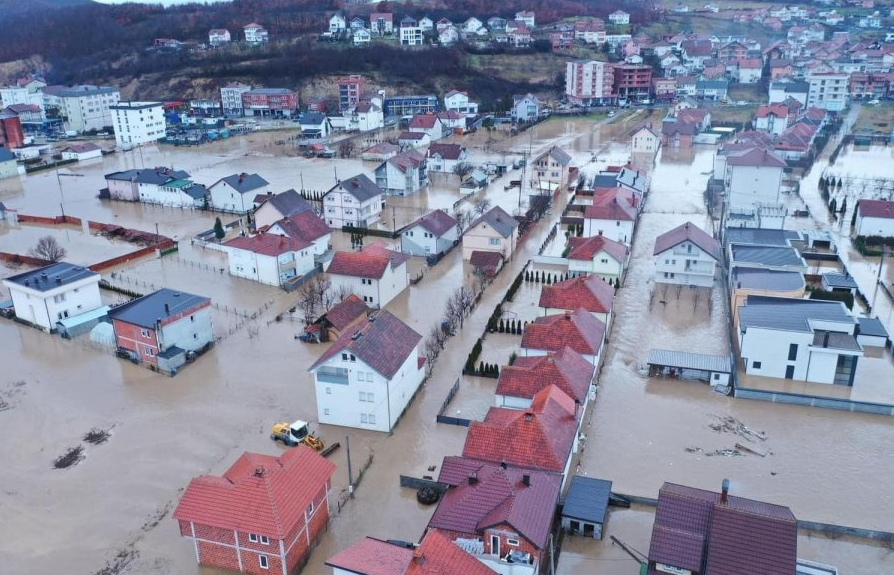 Vërshimet në Skenderaj: Nesër nuk mbahet mësim në katër shkolla