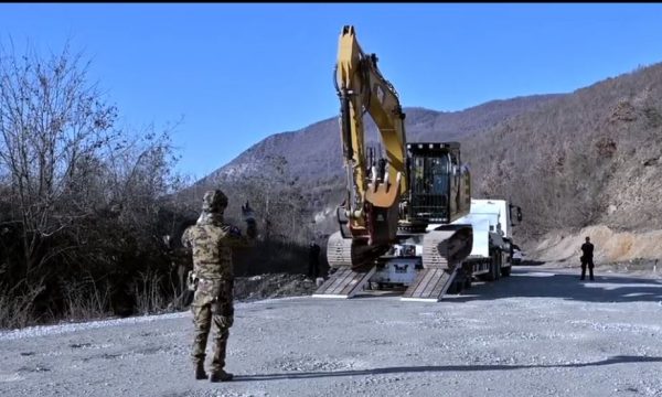 KFOR-i publikon pamjet nga heqja e barrikadave të fundit në veri