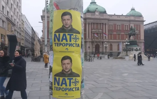 Në Beograd shfaqen posterë ku thuhet se Zelensky “është terrorist i NATO-s”