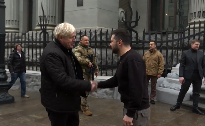 Boris Johnson viziton Ukrainën, pritet nga Zelensky