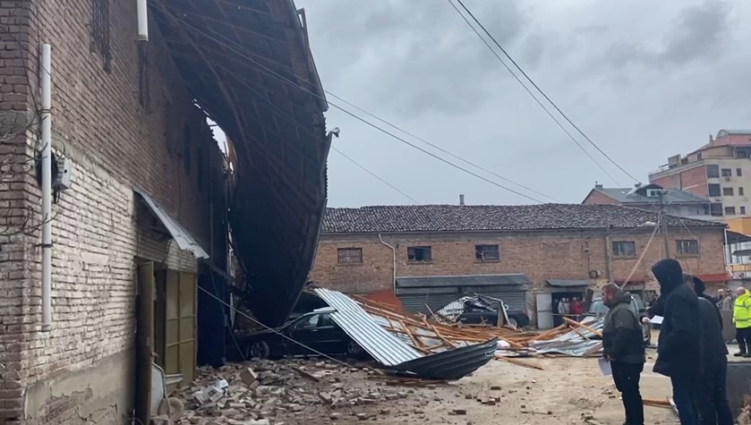 Era e fortë shkul çatinë e pallatit, shpëtojnë mrekullisht disa persona (FOTO)