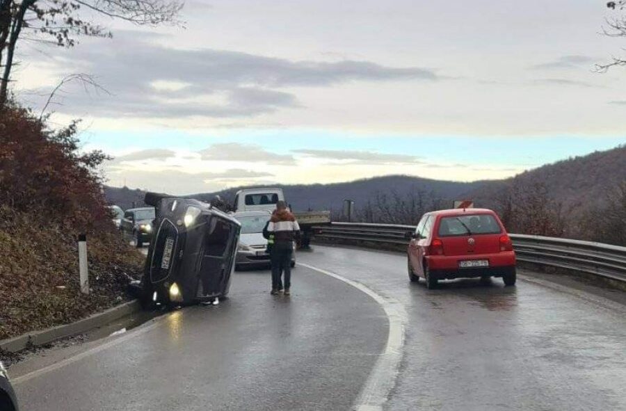 Një veturë rrokulliset në rrugën Prishtinë – Gjilan, s’ka të lënduar