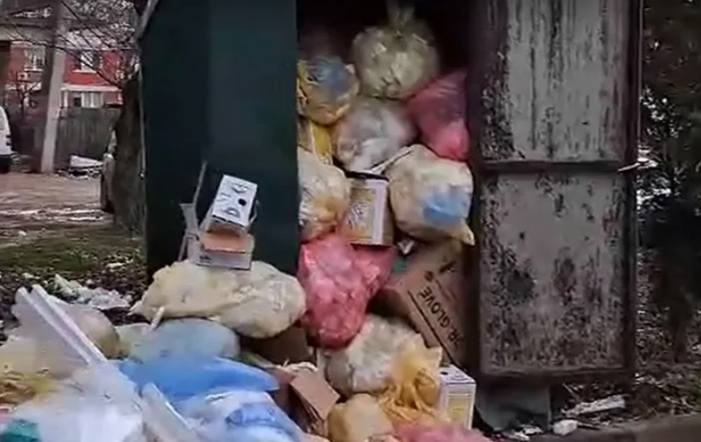 Oborri i QKUK-së mbulohet nga mbeturinat