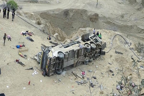 Aksidentohet autobusi me 60 pasagjerë në Peru, të paktën 25 të vdekur