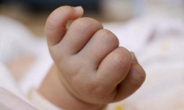 Një foshnje dërgohet pa shenja jete në QKMF-në e Istogut