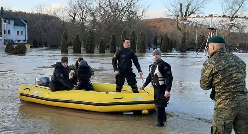 Vërshimet nga shiu, pjesëtarët e FSK-së dalin në terren në Istog, Mitrovicë dhe Skenderaj