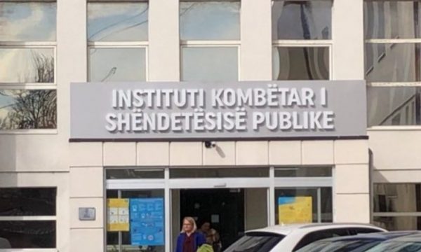 IKSHPK bën thirrje për bartjen e maskës në ambiente të mbyllura