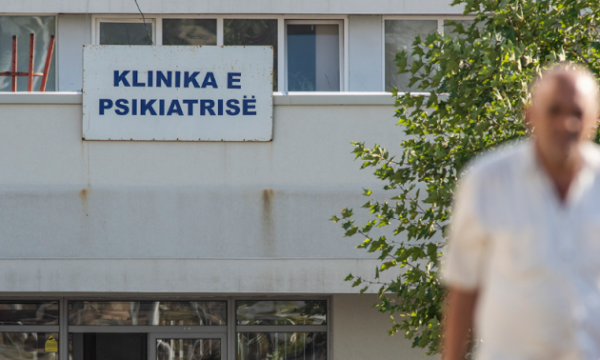 Arrestohet një person, largohet nga Klinika e Psikiatrisë dhe sulmon familjarët