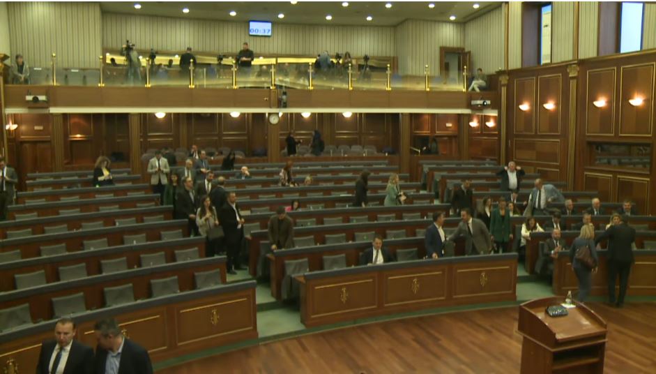 Vetëm 44 deputetë të pranishëm, dështon mbajtja e seancës në Kuvend