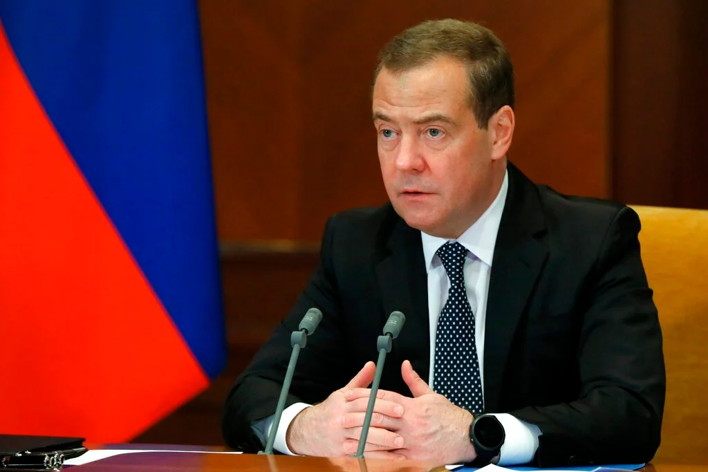 Medvedev paralajmëron luftë bërthamore nëse Rusia mundet në Ukrainë