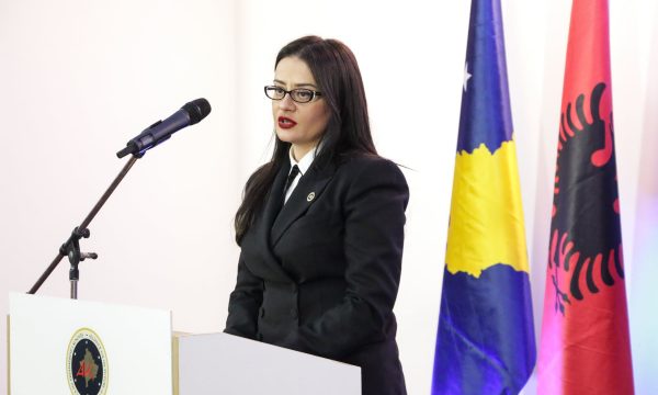 Ish-kryediplomatja kujton kur Vuçiq kishte kërcënuar mediat në Kosovë: Është i njëjti edhe pas 25 vitesh