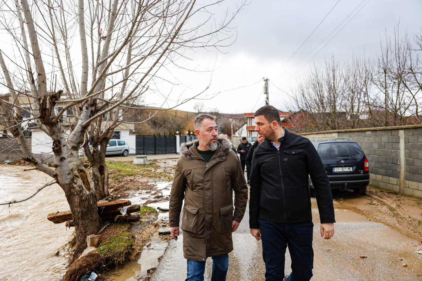 Krasniqi në Skenderaj: Dëmet janë të mëdha, Qeveria të reagojë konform situatës emergjente