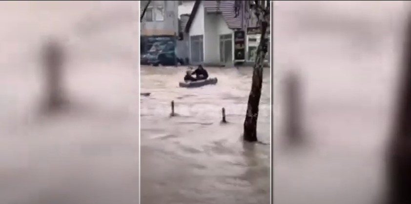 Vërshimet në Mitrovicë, dy qytetarë lundrojnë me barkë në qendër të qytetit (VIDEO)