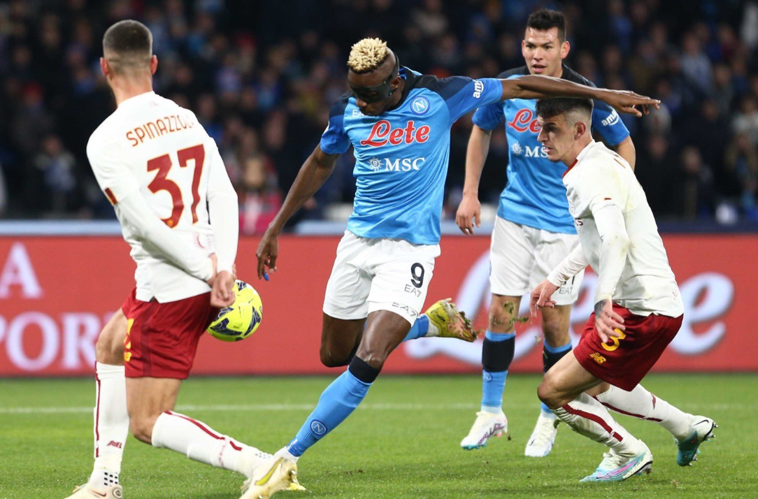 Napoli triumfon edhe ndaj Romës, Amir Rrahmanit drejt titullt në Serie A