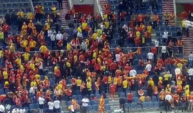 Tifozët e Maqedonisë së Veriut përleshen mes vete në ndeshjen e Botërorit