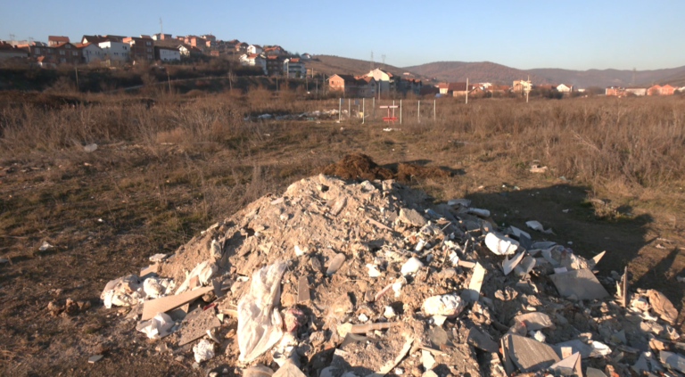 Vendi i pajtimit mes familjeve shqiptare është shndërruar në deponi mbeturinash
