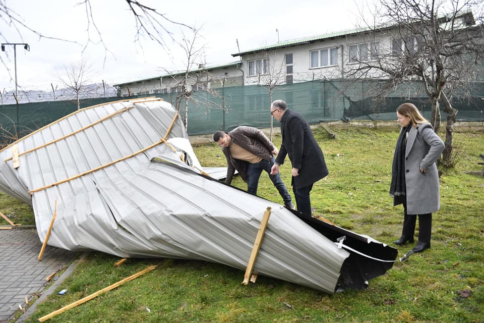 Erërat e fuqishme shkaktuan dëme të shumta mbrëmë në Prizren (FOTO)