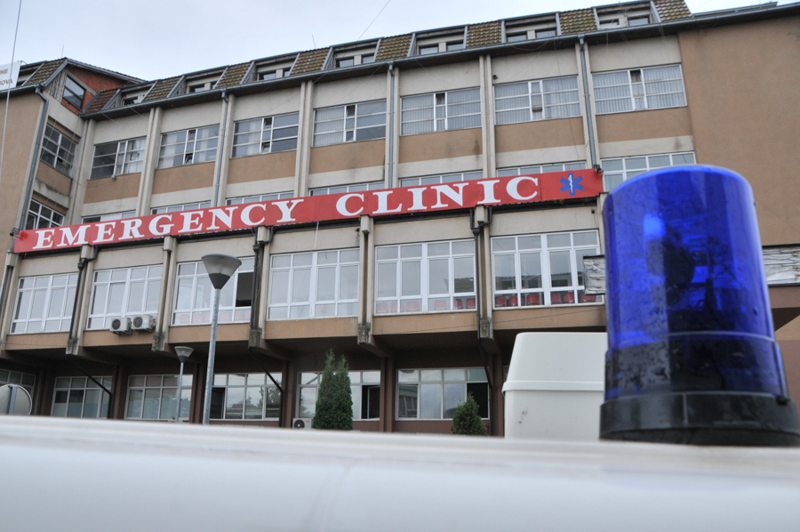 Lëndohet rëndë një punëtor në fabrikën e tullave në Prizren, dërgohet me urgjencë në spital