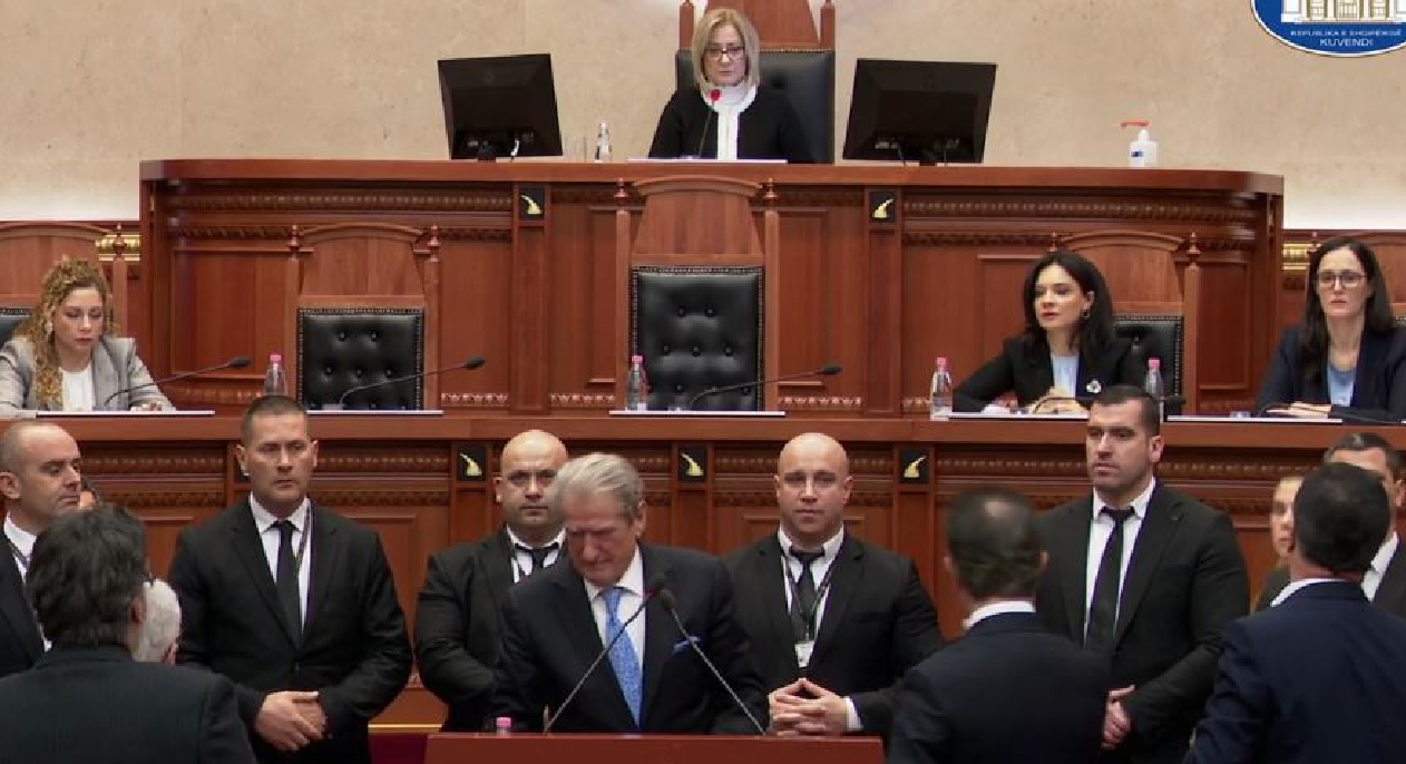 Kaos në Kuvend, Sali Berisha përjashtohet nga seanca