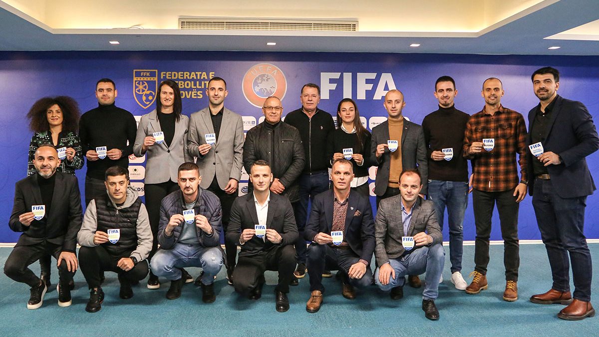 <a>16 gjyqtarë pajisen me stemën e FIFA-s, Kosova bëhet edhe me treshe të gjyqtareve </a>