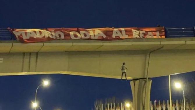 Tifozët e Atletico Madridit kanë vendosur një kukull të Vinicius Junior me një mbishkrim: Madridi e urren Realin