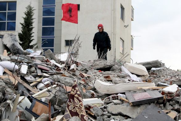 “Kemi frikë të rrimë këtu, ka shumë plasaritje”, shqiptarët e terrorizuar pas tërmetit