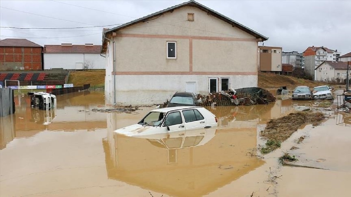 Nëse jeni dëmtuar nga vërshimet – Komuna e Skenderajt publikon numrat ku mund të thërrasin qytetarët