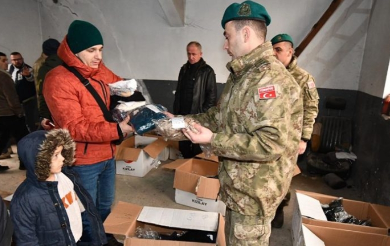 Ushtarët turq në Mitrovicë, ofrojnë ndihmë me veshje për të prekurit nga përmbytjet