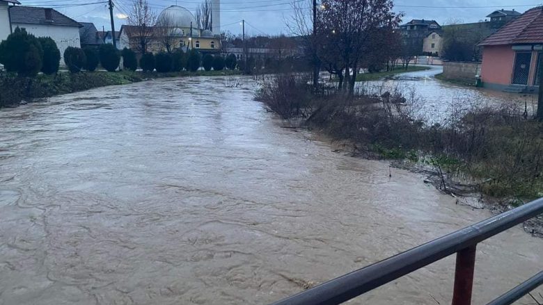 Gjendje e jashtëzakonshme në Vushtrri: Lumi Tërstena del nga shtrati (Video)