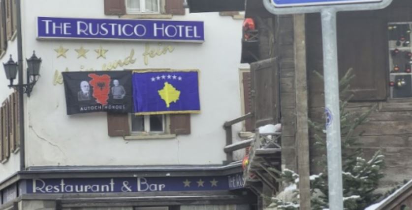 Flamujt e Kosovës dhe “Autochthonous” shfaqen përballë hotelit ku po qëndron Vuçiq në Zvicër