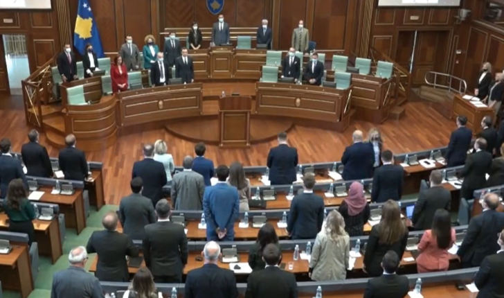Deputetët mbajnë një minutë heshtje në nderim të viktimave të luftës në Ukrainë