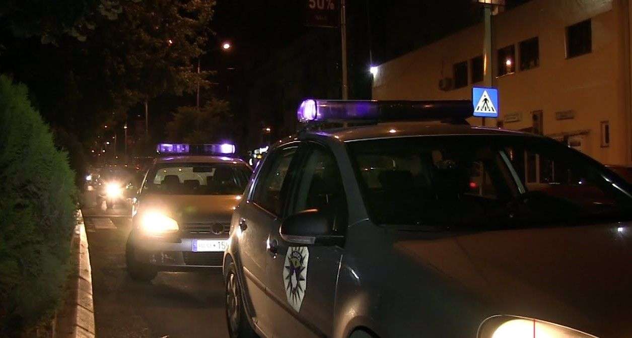 Dyshohet se vodhën stoli ari në një shtëpi në Suharekë, identifikohen të dyshuarit – njëri ende në arrati